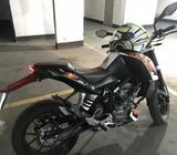 KTM duke 200 con accesorios, caso AGV con guantes